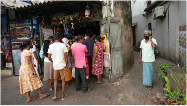 कोलंबो में ग्रोसरी शॉप के बाहर लगी भीड़. फोटो- इंडिया टुडे