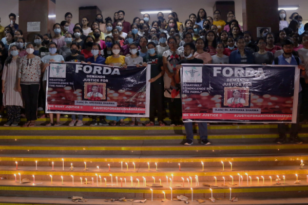 डॉ. अर्चना गौतम सुसाइड केस में प्रोटेस्ट करते दिल्ली के रेजिडेंट डॉक्टर (तस्वीर- PTI)