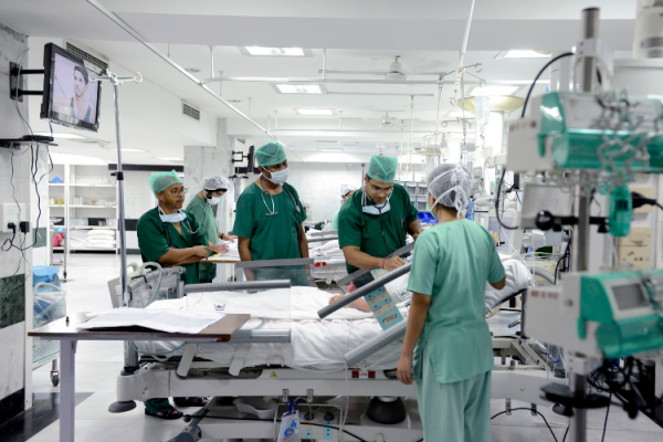 मरीज का इलाज करते डॉक्टर. (सांकेतिक तस्वीर- India today)