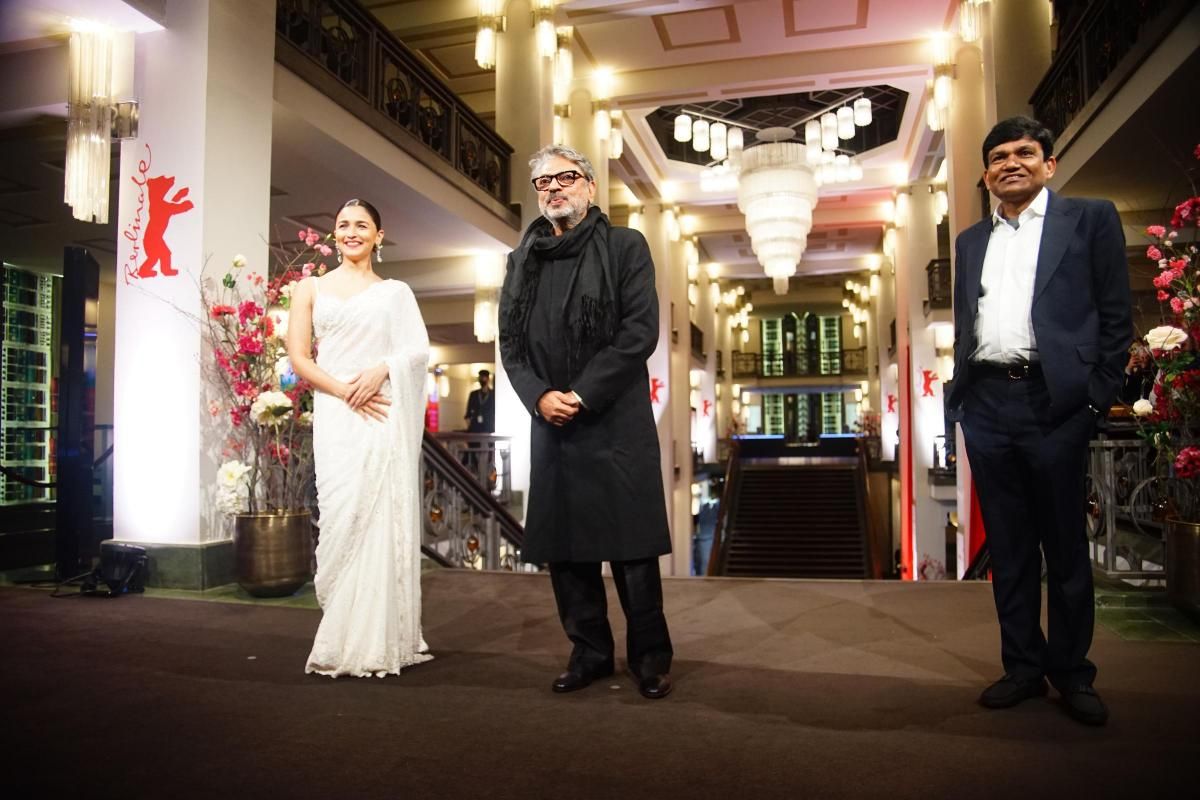 बर्लिन फिल्म फेस्टिवल में 'गंगूबाई काठियावाड़ी' के वर्ल्ड प्रीमियर पर आलिया भट्ट और संजय लीला भंसाली के साथ जयंतिलाल गड़ा (सबसे दाएं).