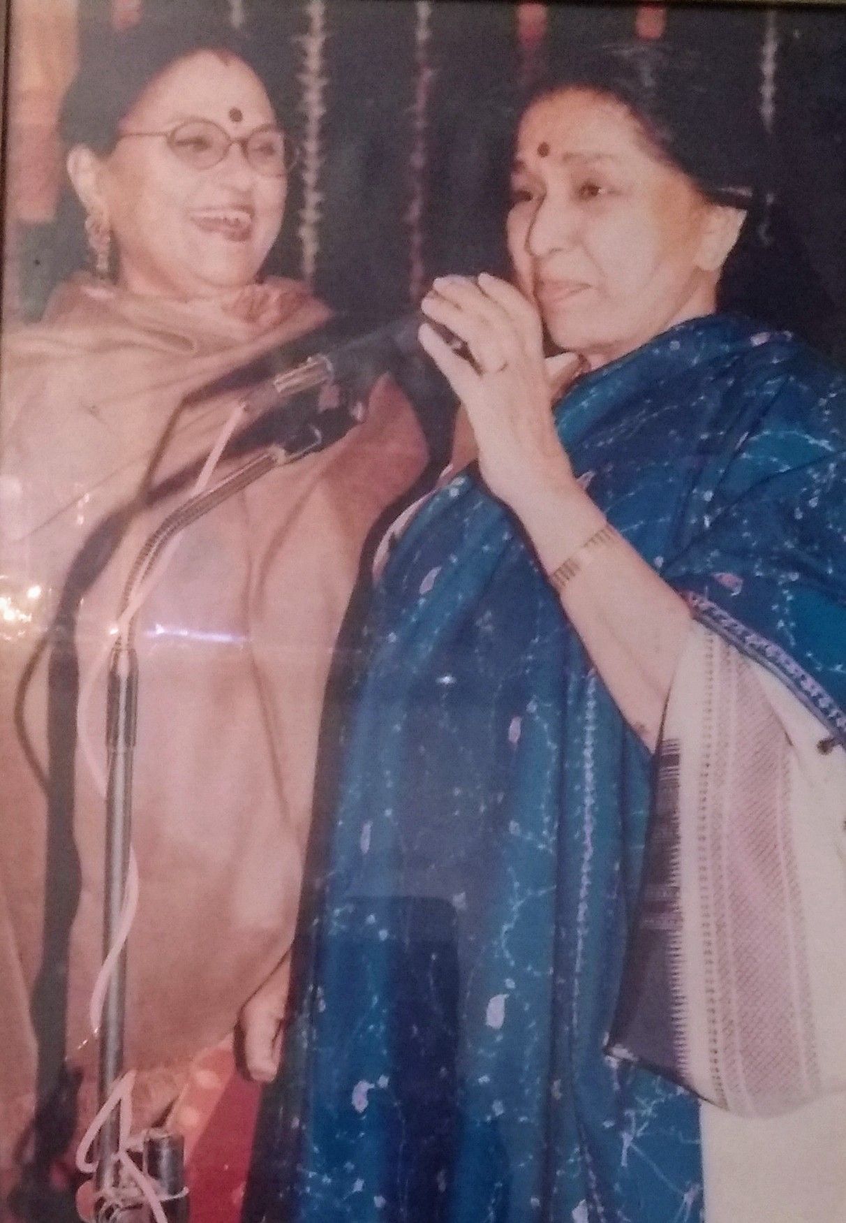 एक इवेंट के दौरान स्टेज पर आशा भोसले के साथ माया गोविंद.