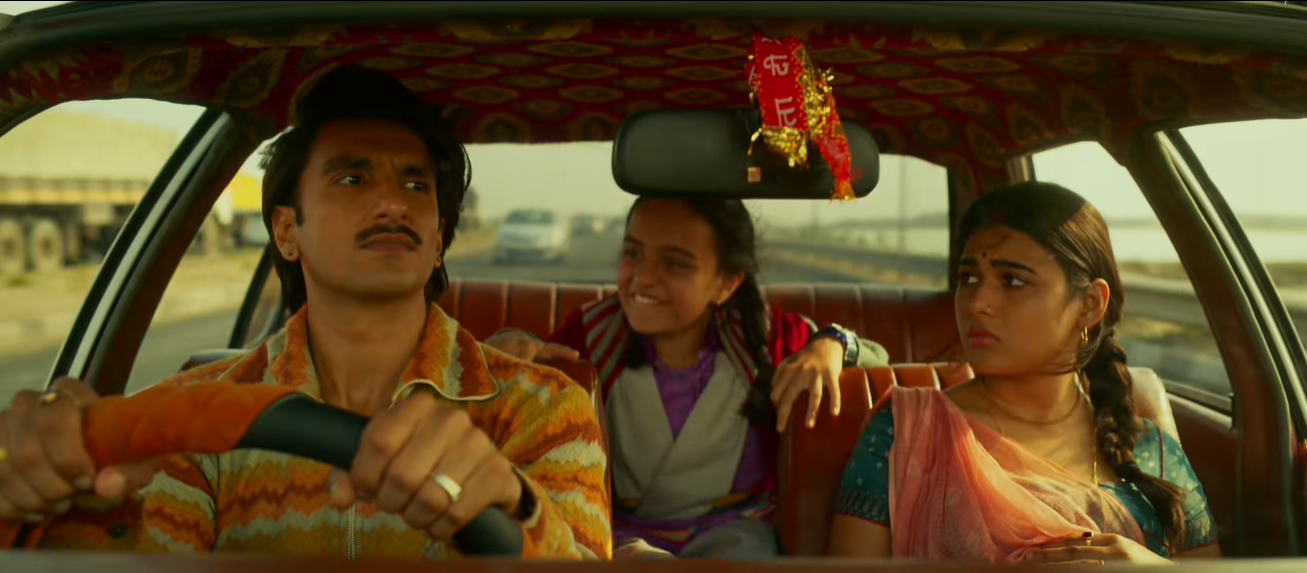 अपनी बड़ी बिटिया और पत्नी के साथ परिवार और समाज से दूर भागता जायेश.