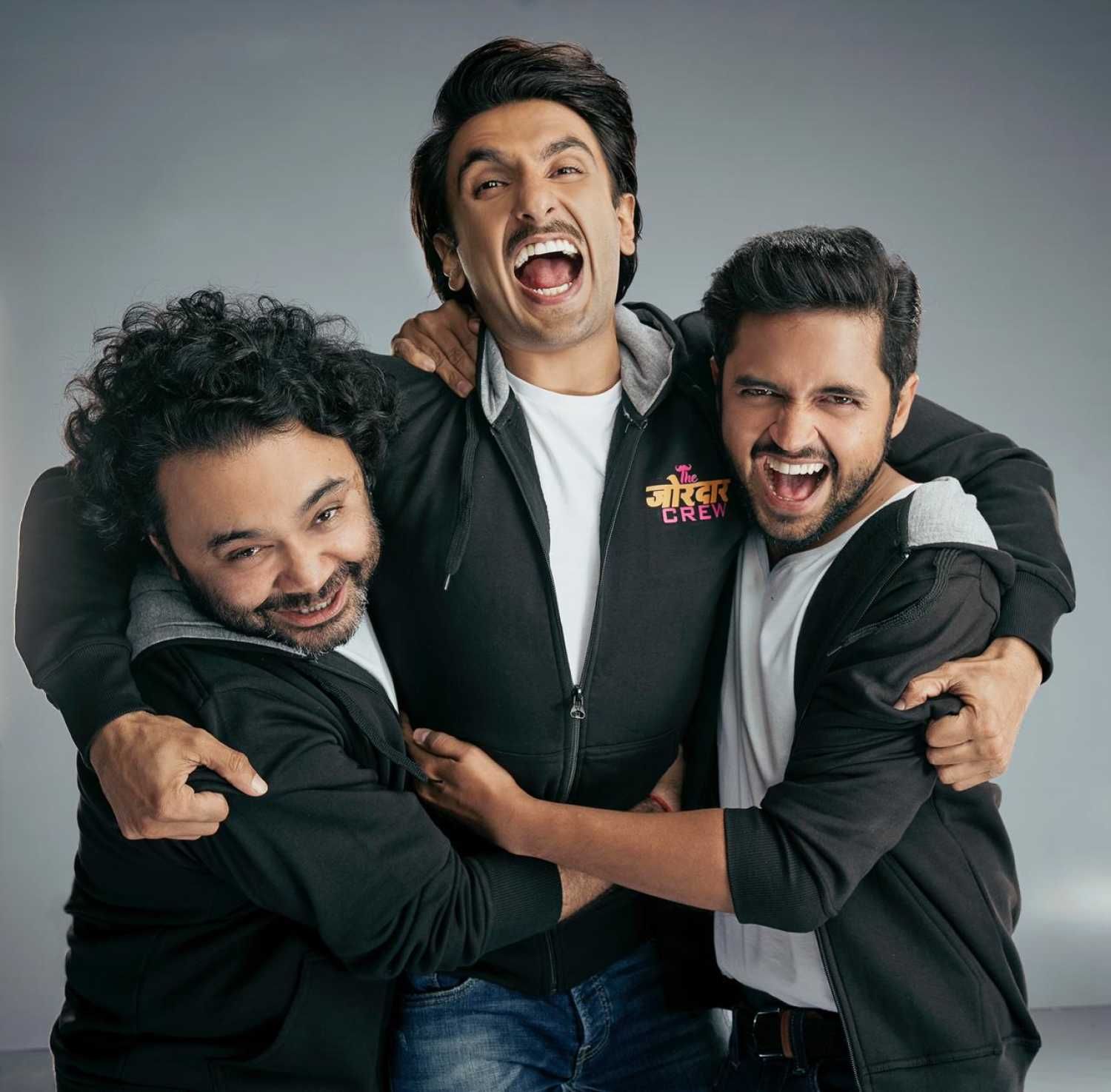 प्रोड्यूसर मनीष शर्मा (बाएं) और डायरेक्टर दिव्यांग ठक्कर के साथ रणवीर सिंह. ये वही मनीष शर्मा हैं, जो सलमान की 'टाइगर 3' डायरेक्ट कर रहे हैं.