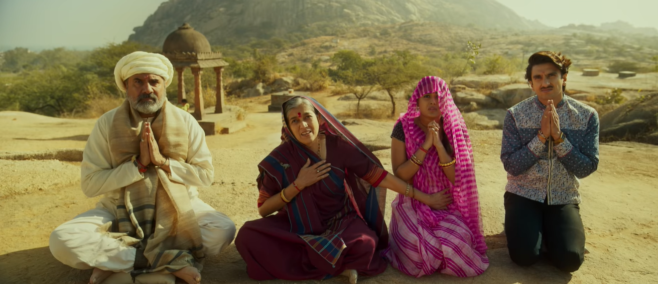 फिल्म के एक सीन में पारंपरिक ढंग से बच्चे का लिंग जांच करवाते जायेश के पिता और उसकी मां.