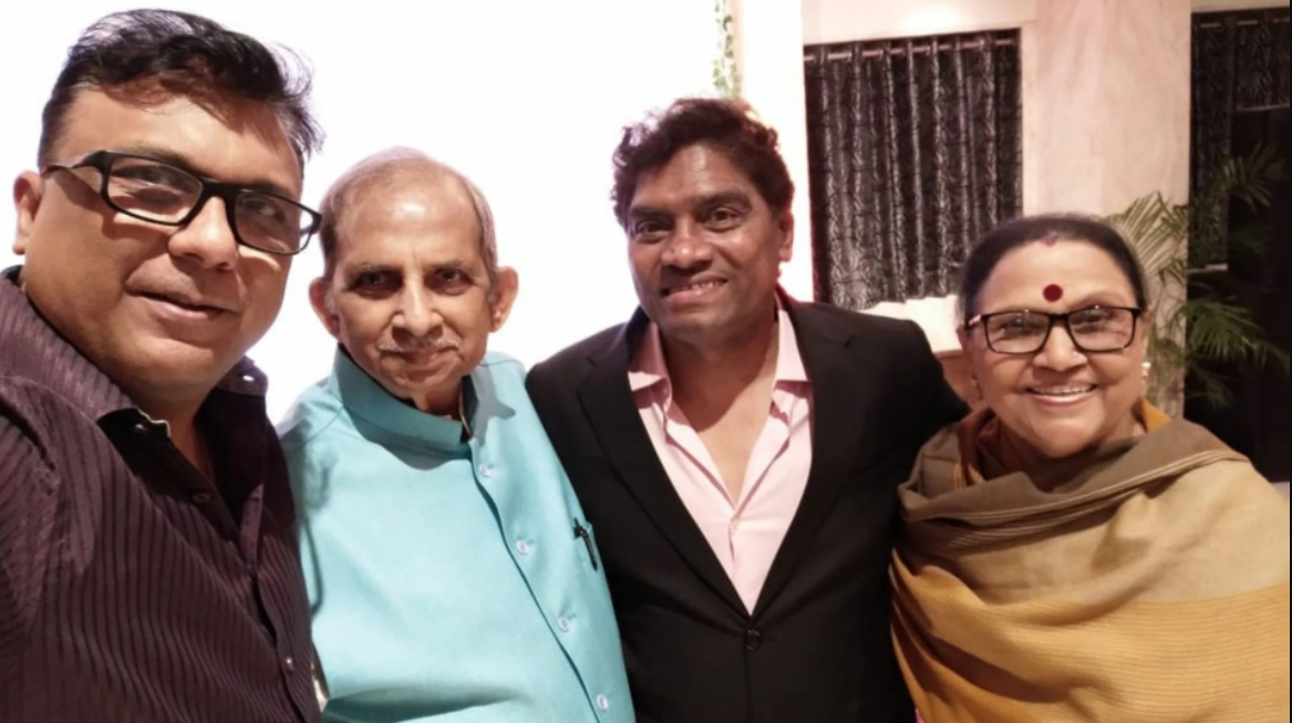 अपने पति राम (नीले कपड़े में) और जॉनी लीवर के साथ माया गोविंद.