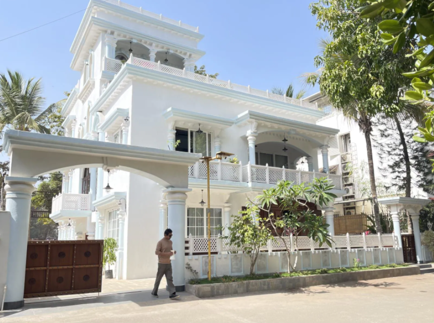 अपने नए-नवेले बंग्ले नवाब के सामने नवाज़ुद्दीन सिद्दीकी.