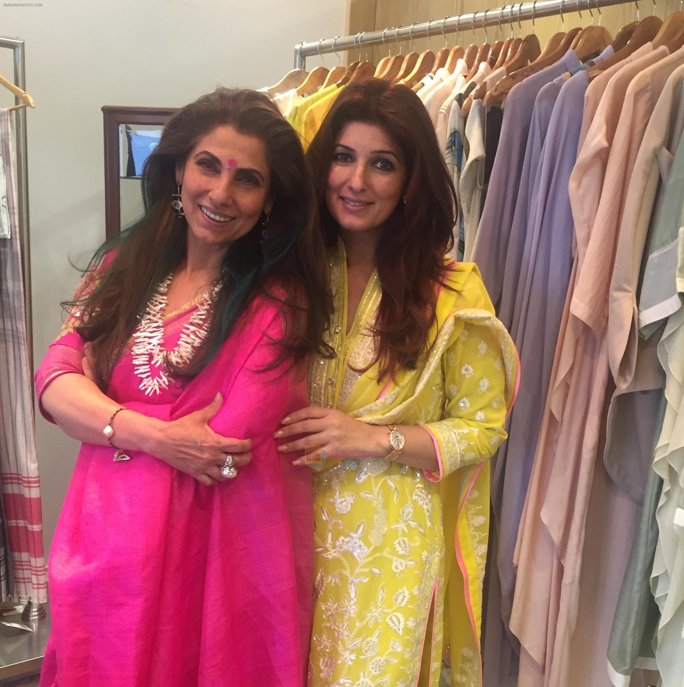 मां डिंपल कपाड़िया के साथ ट्विंकल खन्ना.