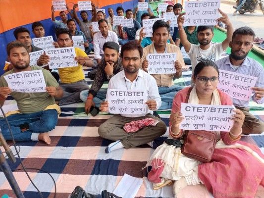 7वें चरण की बहाली की मांग को लेकर गर्दनीबाग में प्रदर्शन करते छात्र