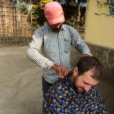 रेणु के पैतृक गांव में बालों की छंटाई