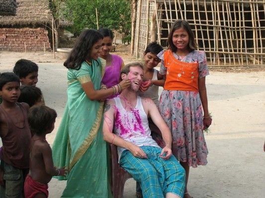 अपनी मुंहबोलियों सालियों संग इयान की होली