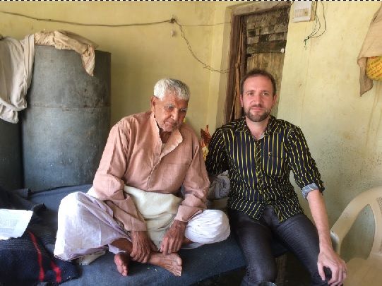 गोरखपुर के दुमारी गांव में दिवंगत भोजपुरी कवि रामनवल मिश्रा के साथ