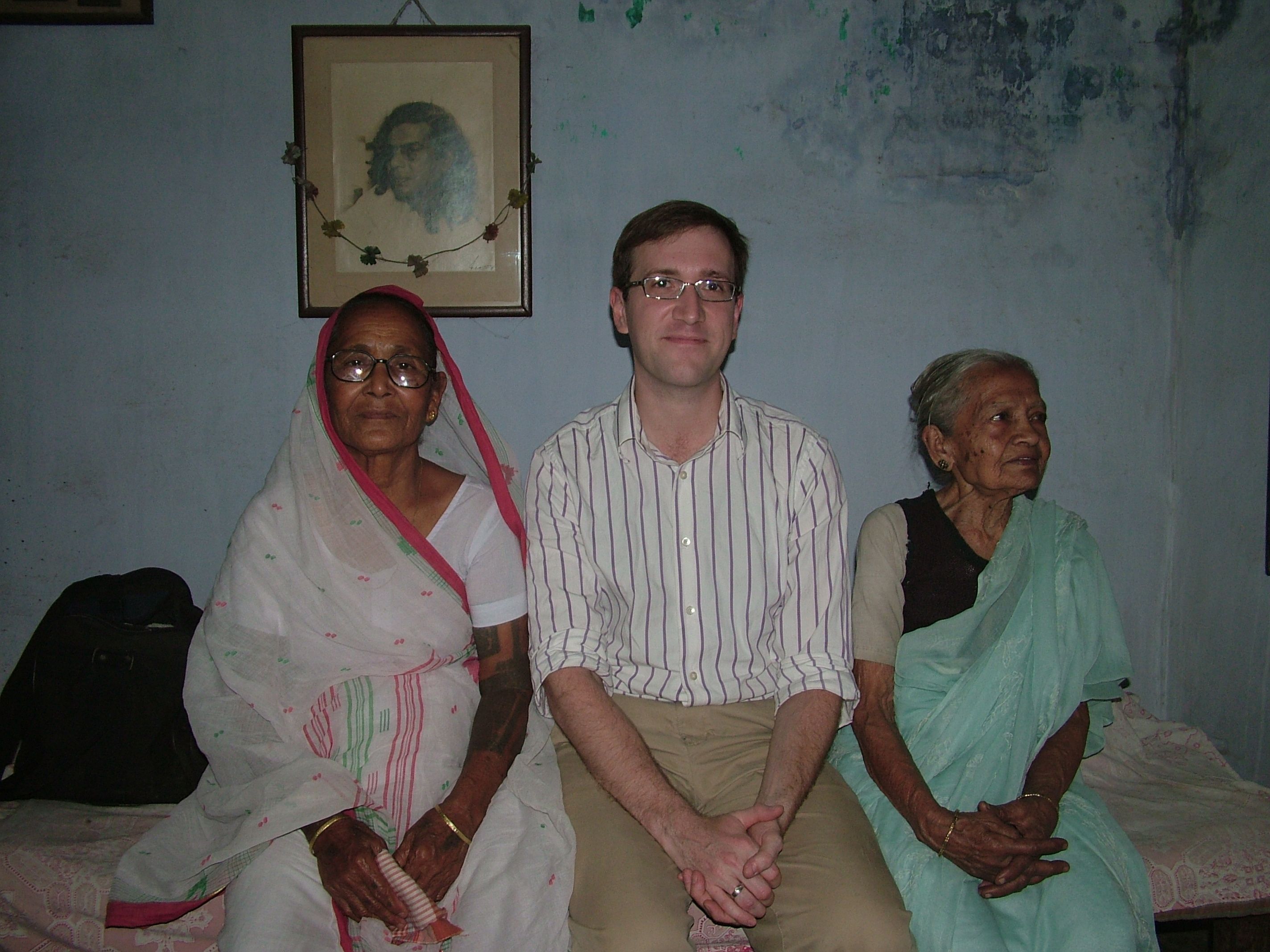 रेणु की पत्नियों लतिका और पद्मा के साथ इयान. दोनों का देहांत हो चुका है.