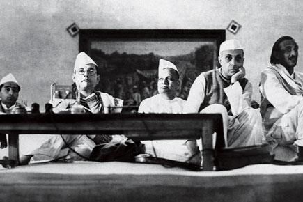 कांग्रेस की एक बैठक में नेहरू के साथ नेताजी.