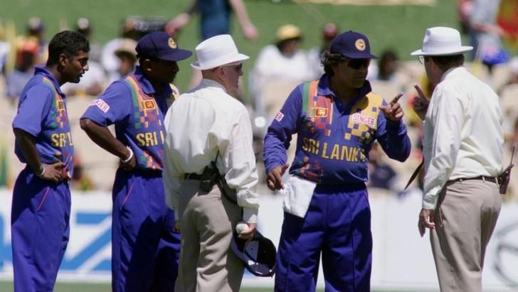 आप अंपायर हैं, हम आपका इज्जत करते हैं. हम कैप्टन हैं आपको भी हमारा इज्जत करना चाहिए. 