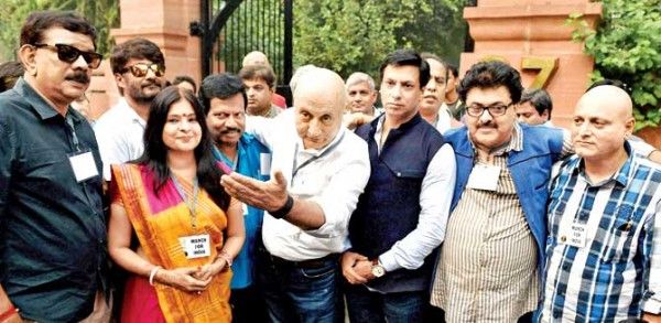 अनुपम संग मालिनी और मधुर, Photo: PTI