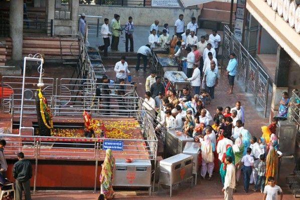 offering oil to shani